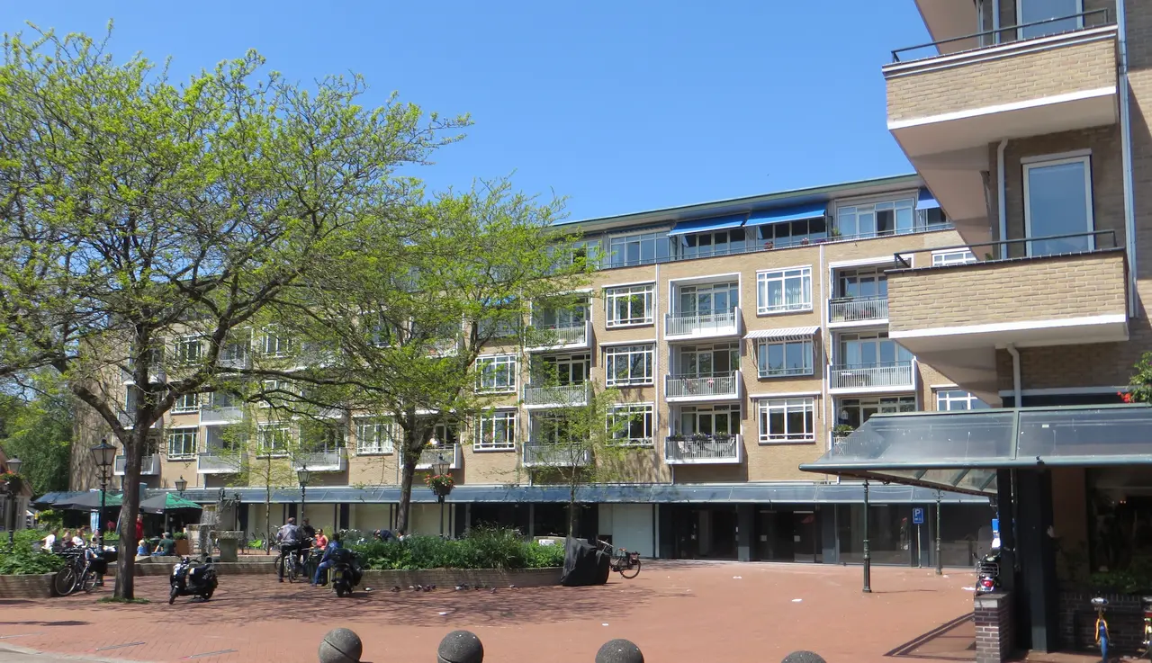 Bussum, Julianaplein - Flats-winkels (ontwerp W.M. Dudok)