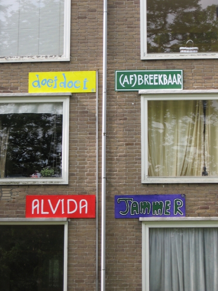 Hilversum, Erfgooiersstraat; posters t.g.v. geplande afbraak