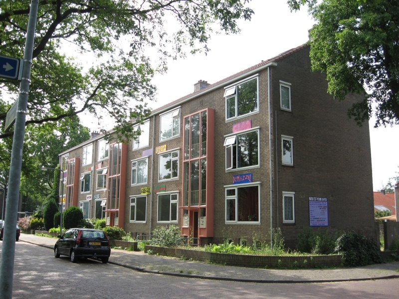 Hilversum, Erfgooiersstraat; posters t.g.v. geplande afbraak