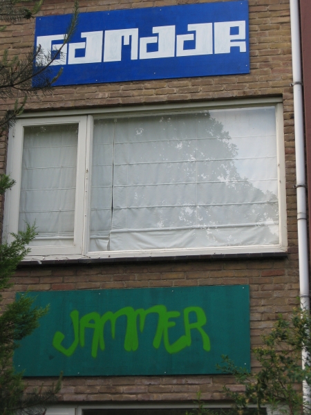 Hilversum, Erfgooiersstraat; posters t.g.v. geplande afbraak