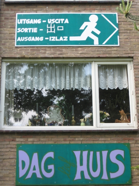 Hilversum, Erfgooiersstraat; posters t.g.v. geplande afbraak