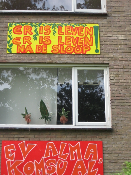 Hilversum, Erfgooiersstraat; posters t.g.v. geplande afbraak