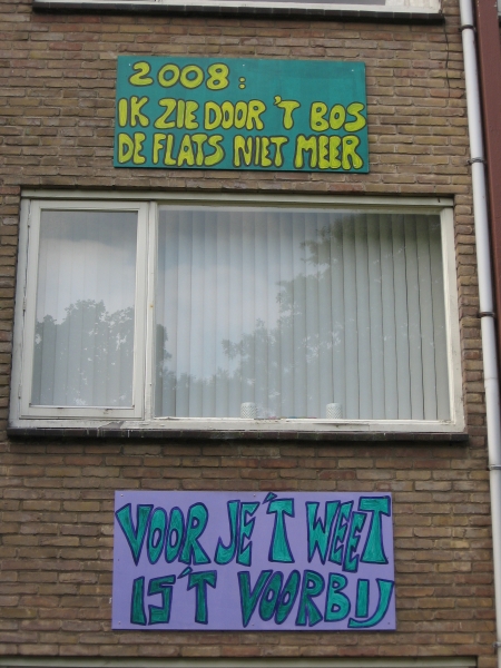 Hilversum, Erfgooiersstraat; posters t.g.v. geplande afbraak