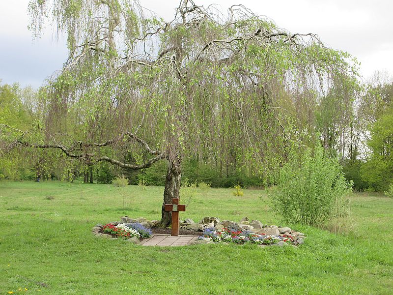 Huizen, Stadspark met verzetsmonument