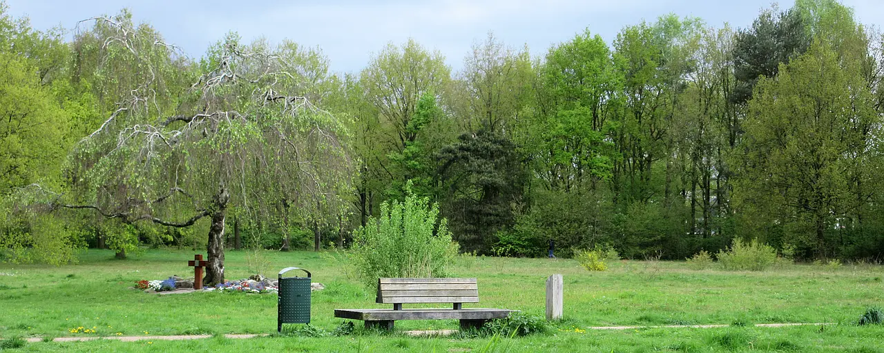 Huizen, Stadspark met verzetsmonument